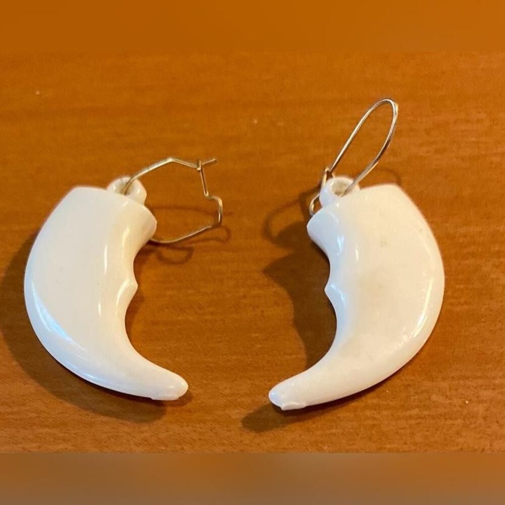 White Plastic Claw Dangle Drop Earrings Hoop Wire Women’s Boho Crescent Jewelry